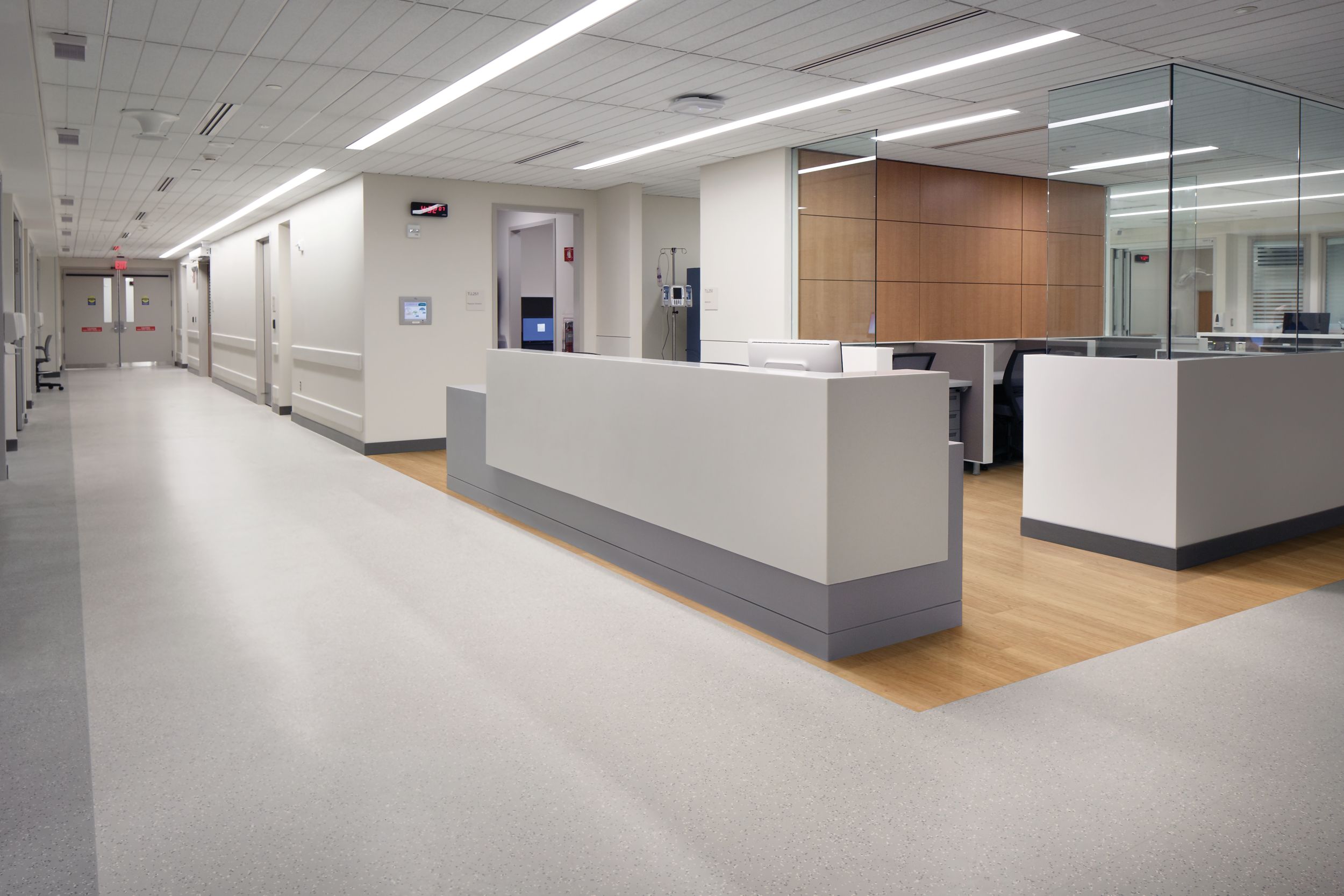 Interface Criterion Classic Woodgrains LVT and noraplan eco rubber flooring in hospital common area imagen número 8